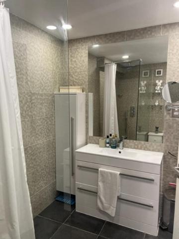 2 Bedroom Chelsea Apartment Лондон Экстерьер фото